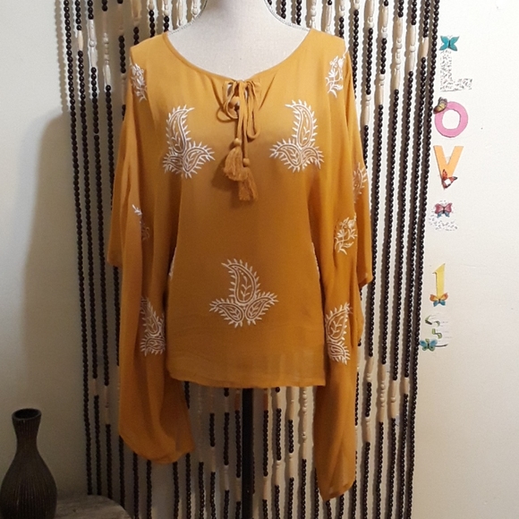 Sold Beautiful World market Top - Picture 4 of 10